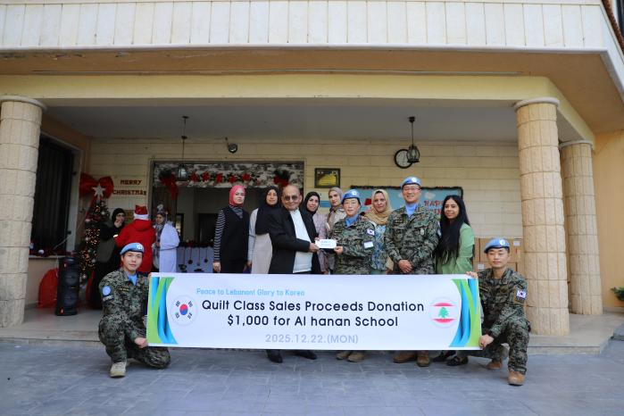 김언숙(앞줄 왼쪽 둘째) 상사와 이호준(앞줄 오른쪽 둘째) 동명부대장이 알 하난 장애인 학교 관계자에게 기부금을 전달하고 있다. 부대 제공