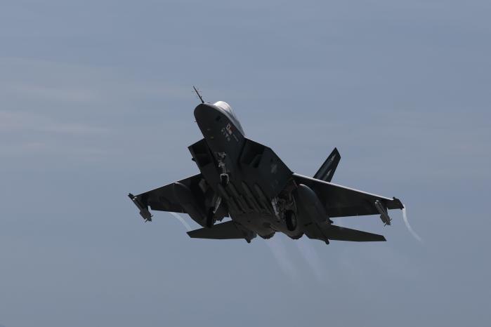 시험비행을 위해 이륙하고 있는 KF-21 시제기.