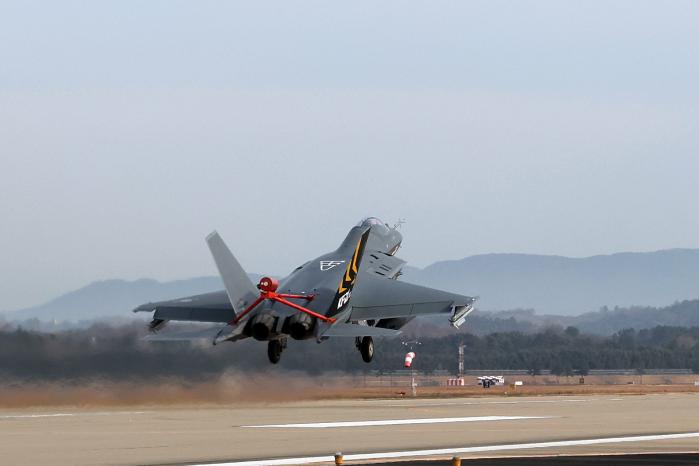 시험비행을 위해 이륙하고 있는 KF-21 시제기.