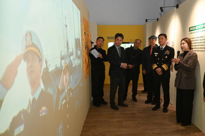 지난달 29일 해군사관학교 박물관에서 열린 특별기획전 ‘호국(護國) 파도를 넘어 미래를 향해’ 개막식에서 박규백(오른쪽 둘째) 해군사관학교장과 참석자들이 특별 영상을 관람하고 있다. 부대 제공