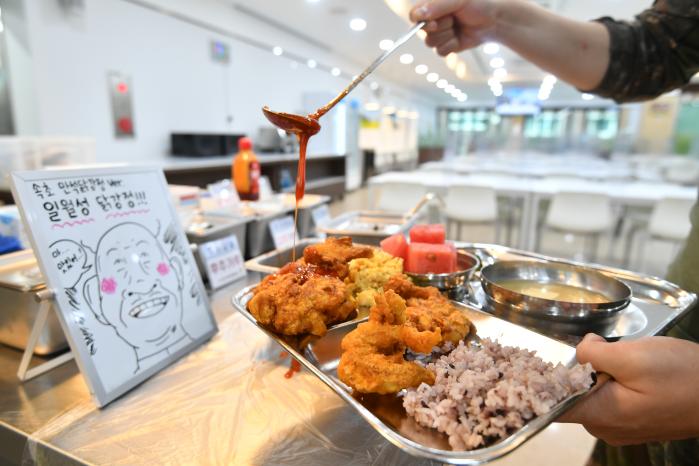 병영식당에서 급식을 담는 모습.