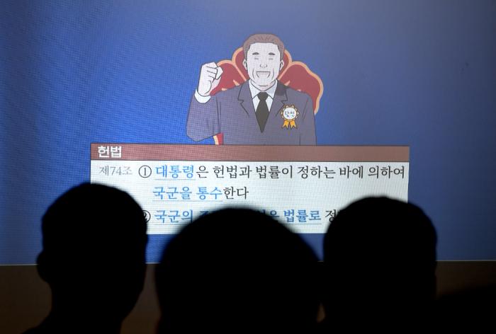 장병들이 민주주의와 헌법 수호에 대한 교육을 받고 있다.