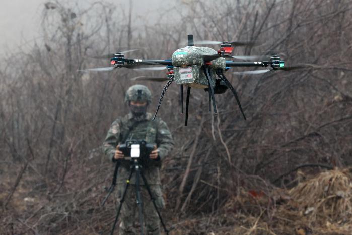 정찰드론을 운용 중인 모습.
