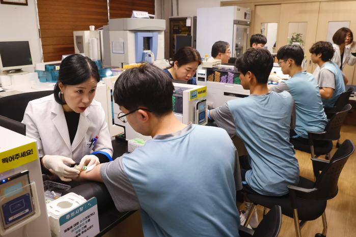 올해부터는 병역판정검사, 현역입영, 사회복무소집 기피자, 국외여행허가의무 위반자 등에 대한 공개항목이 늘어난다. 서울지방병무청 제1병역판정검사장에서 신체검사를 받고 있는 입영대상자들.