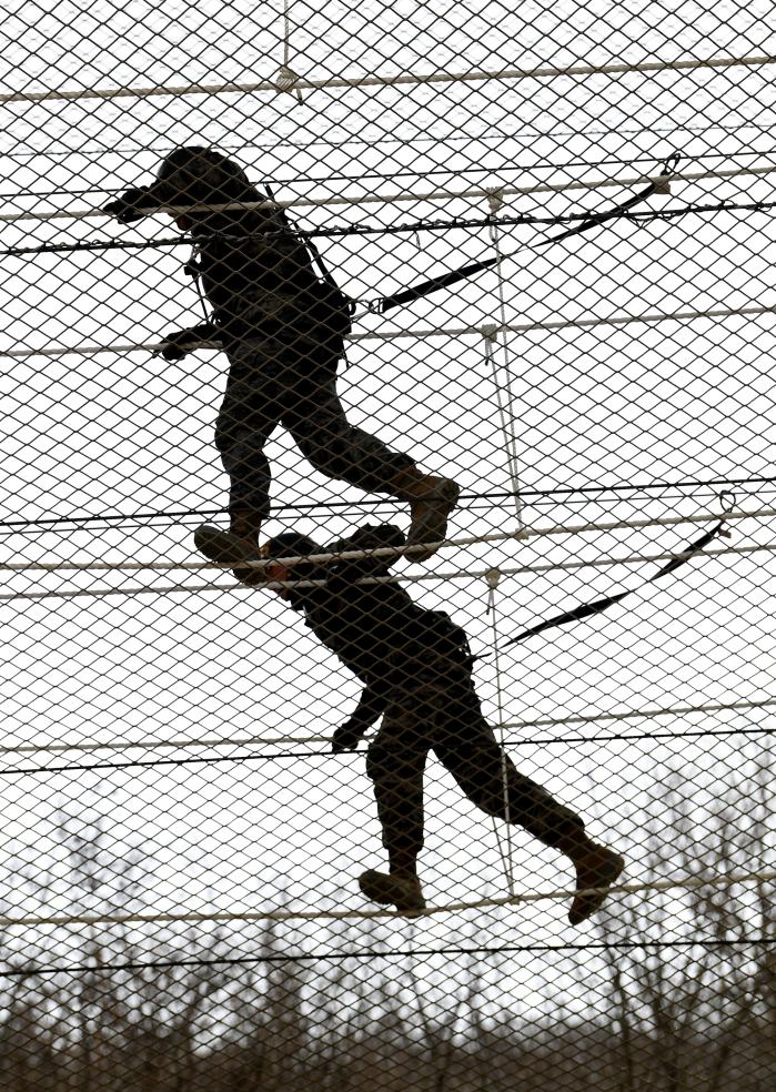 훈련병들이 세줄도하를 하고 있다.