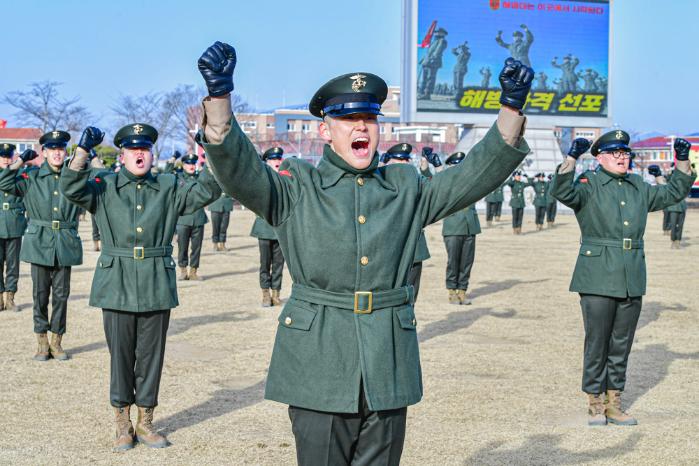 지난달 31일 해병대 교육훈련단에서 열린 해병 1324기 수료식에서 신병들이 해병 자격 선포에 환호하고 있다. 사진 제공=황민재 이병