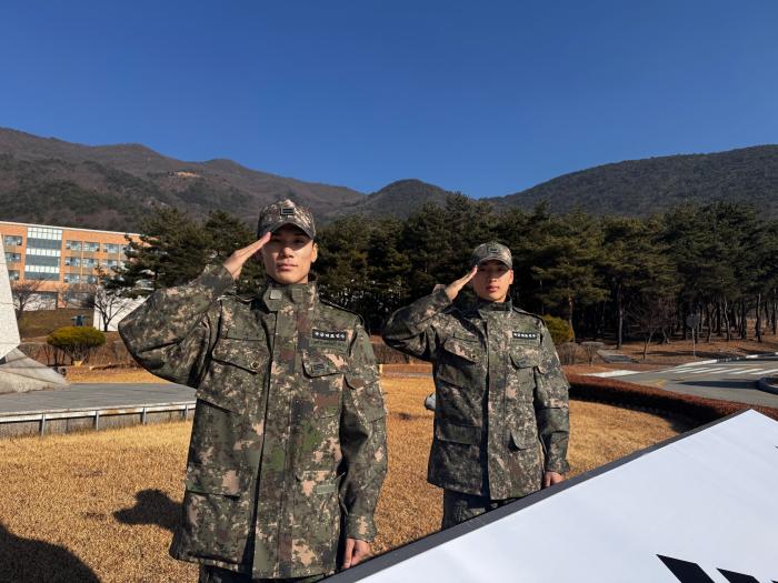 2002년생 ‘말띠’ 전우인 국군체육부대 이재웅(왼쪽) 상병과 전병관 일병이 2026년 활약을 다짐하며 거수경례를 하고 있다.