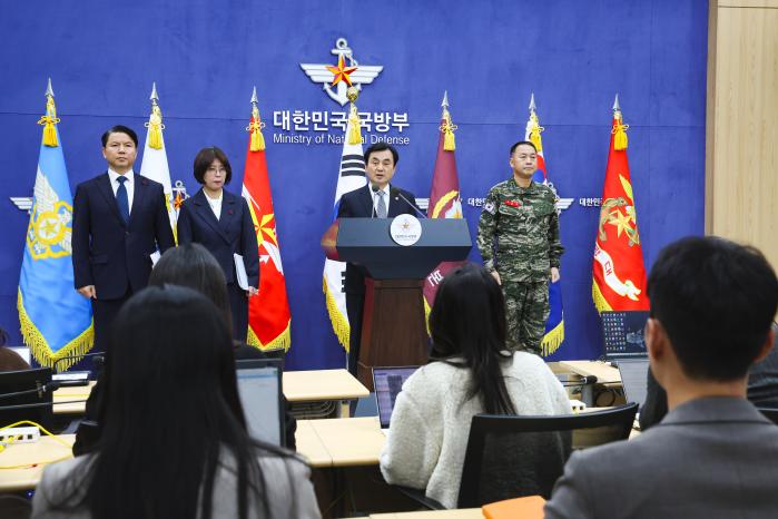 안규백 국방부 장관이 지난달 31일 서울 용산구 국방부 브리핑룸에서 ‘준4군 체제로의 해병대 개편’ 추진 방향에 관한 브리핑을 하고 있다. 이경원 기자