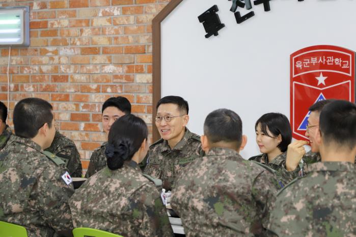 김규하 육군참모총장이 1일 육군부사관학교에서 부사관 후보생들과 식사하며 담소를 나누고 있다. 육군 제공