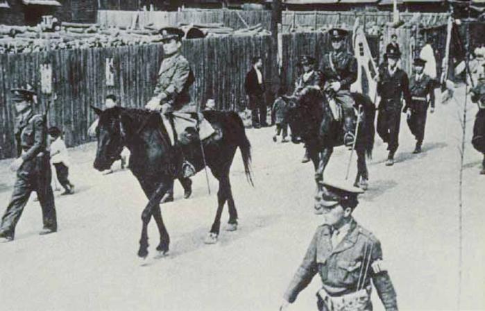 군마를 타고 미 군정 시기 행진하는 남조선국방경비대 대원들. 국방일보 DB