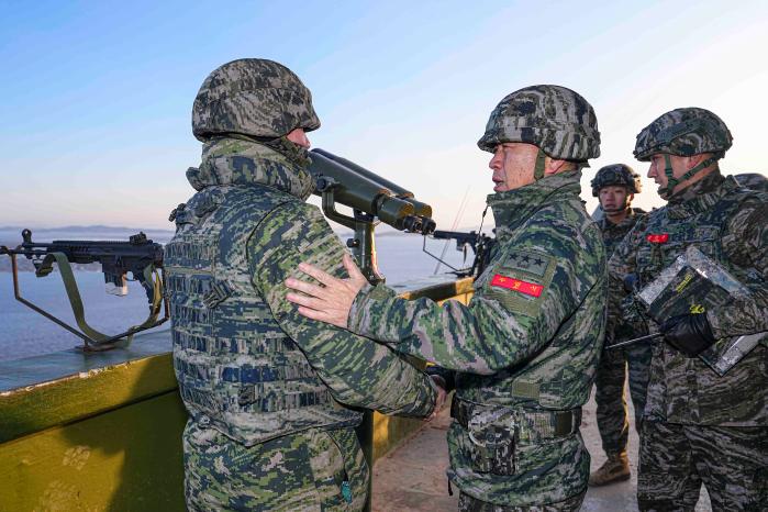 주일석(가운데) 해병대사령관이 1일 말도소초를 방문, 새해 첫날부터 빈틈없이 임무를 수행하고 있는 장병들을 격려하고 있다. 해병대 제공