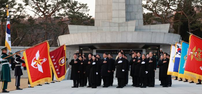 이재명 대통령이 새해 첫날인 1일 서울 동작구 국립서울현충원에서 참배 전 국기에 대한 경례를 하고 있다. 연합뉴스