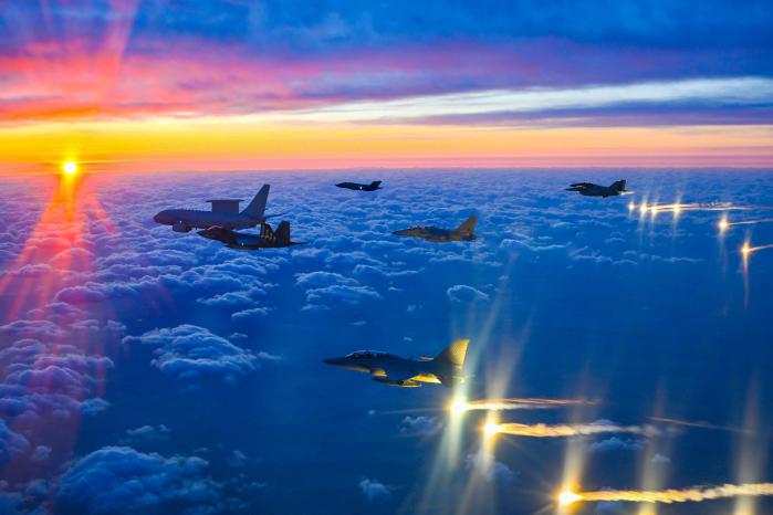 1�� ����, �ȱԹ� ����� ����� ž���� ���ϴ��� ���ּҡ� ���� �װ�������(�� ��)�� �������� �¾� �Ʒ� KF-21 �� ���� ������ ������ ��ȣ�� ������ �����ϰ� �ִ�. ����� ����