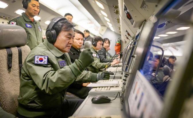 안규백 국방부 장관이 1일 공군 항공통제기(E-737)에 탑승해 지휘통화를 하며 군사대비태세를 점검하고 있다. 국방부 제공