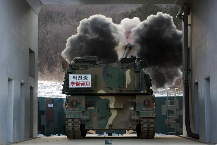 육군5포병여단 K9 자주포가 지난 2일 강원 철원군 포병훈련장에서 열린 올해 첫 사격훈련에서 표적을 향해 포탄을 쏘아 올리고 있다.