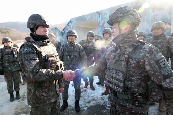 이일용(오른쪽) 육군5군단장이 사격훈련을 마친 장병들을 격려하고 있다.
