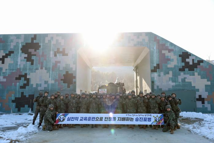 사격을 마친 5포병여단 장병들이 기념촬영을 하고 있다.