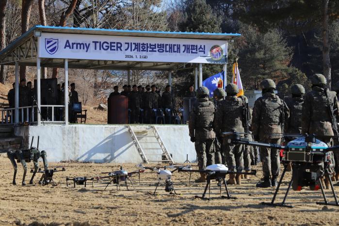 육군11기동사단이 지난 2일 개최한 ‘아미타이거(Army TIGER) 기계화보병대대 개편식’에서 장병들이 다족보행로봇, 드론과 함께 도열해 있다. 부대 제공