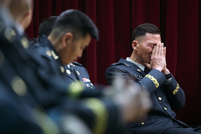 육군부사관학교가 지난달 31일 개최한 2025년 마지막 원사 전역식에서 전역자들이 지난 군 생활을 회상하며 눈물을 삼키고 있다.