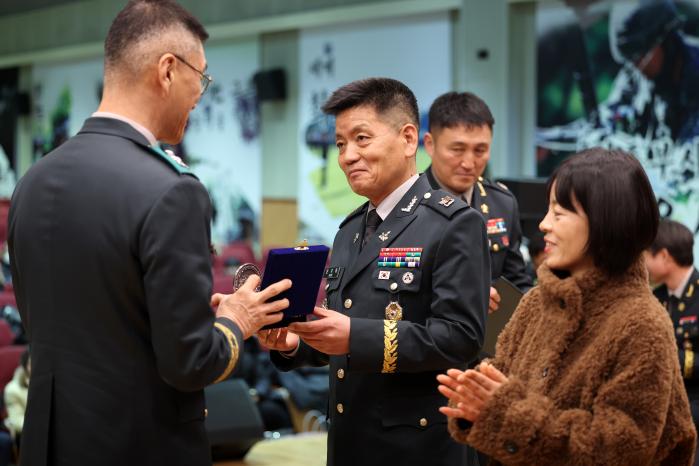 김경중(왼쪽) 육군부사관학교장이 문국태 원사에게 전역 기념패를 수여하고 있다.