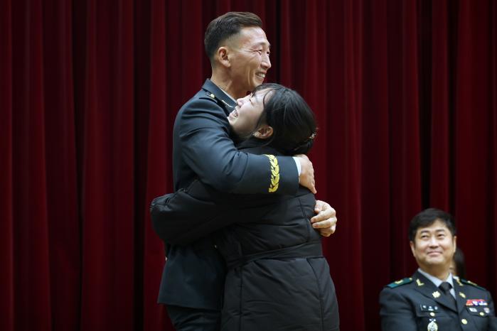 선현하 원사와 딸이 포옹하고 있다.