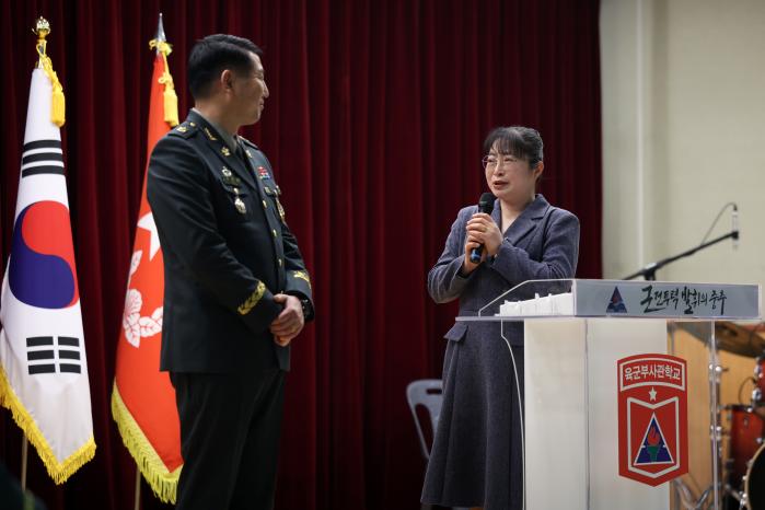 김용재 원사 아내(오른쪽)가 남편의 앞날을 축복하는 축사를 하고 있다.