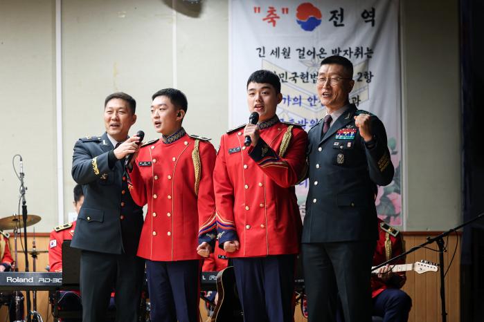 김경중(맨 오른쪽) 학교장과 심광호(맨 왼쪽) 부사교 주임원사가 군악병들과 군가를 힘차게 부르고 있다.