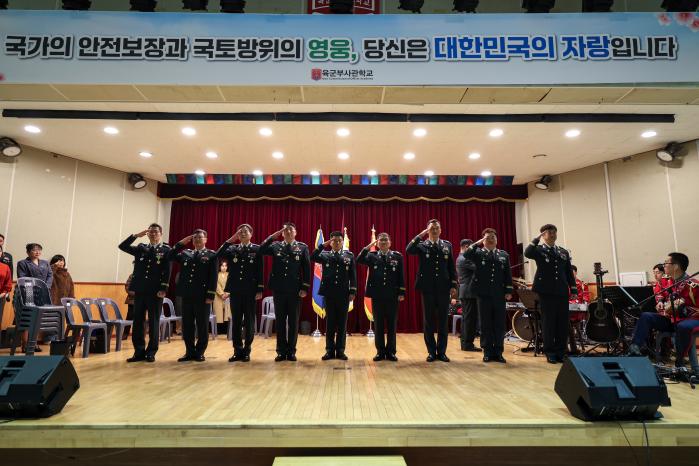 원사 전역식을 마친 이병삼 원사, 김만철 상사, 박정남·김용재·문국태 원사, 박일웅 상사, 선현하·김성우·박석균 원사(왼쪽부터)가 경례하고 있다.