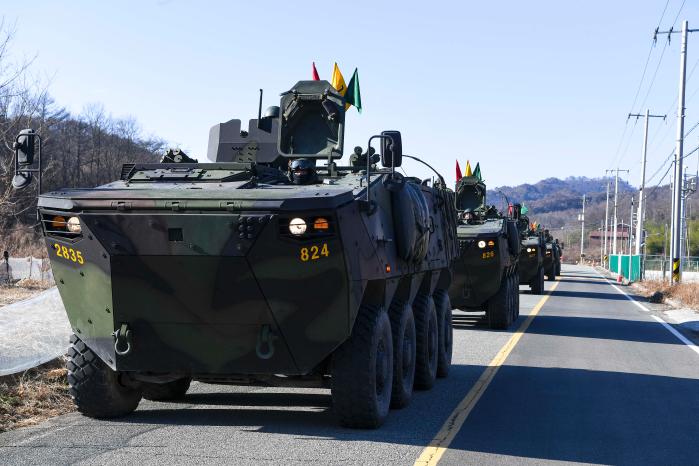 해병대1사단 전투실험대대 K808 차륜형 장갑차가 포항지역 일대를 기동하고 있다. 부대 제공