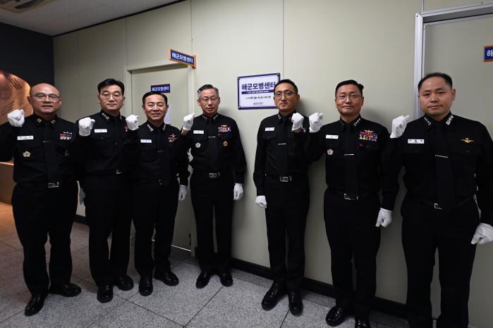 지난 2일 열린 해군모병센터 현판 제막식에서 강정호(가운데) 교육사령관을 비롯한 참석자들이 파이팅을 외치고 있다. 부대 제공