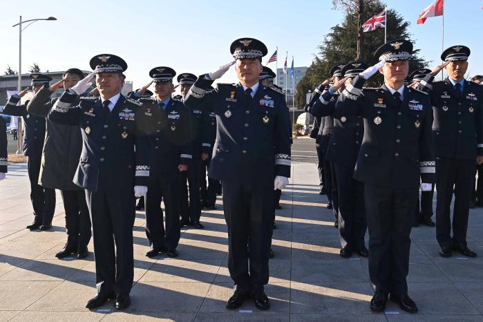 지난 2일 열린 고(故) 이근석 장군 동상 참배식에서 공승배 군수사령관을 비롯한 공군 대구기지 지휘관·참모가 거수 경례하고 있다. 맨 앞줄 왼쪽부터 채운기 공중전투사령관, 공 사령관, 류기필 11전투비행단장. 부대 제공