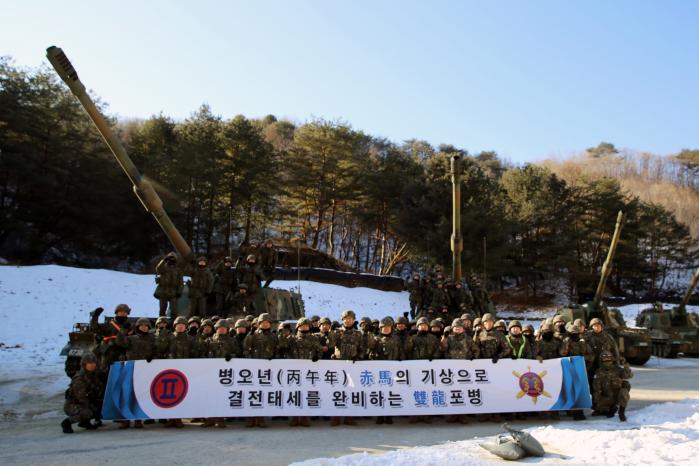 육군2포병여단 장병들이 지난 2일 강원 화천군 일대에서 포탄 사격훈련과 결의대회를 마치고 기념촬영을 하고 있다. 부대 제공