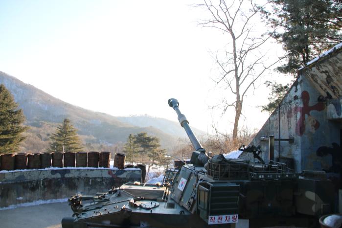육군15보병사단 명포여단 K55A1 자주포가 지난 2일 강원 화천군 마현리 일대에서 신년맞이 포탄 사격을 하고 있다. 부대 제공