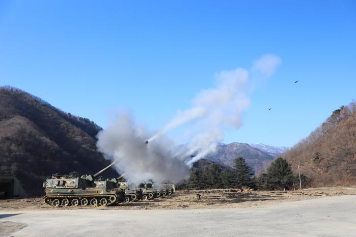 육군3포병여단 K9A1 자주포가 지난 2일 강원도 작전지역 일대에서 실시한 사격훈련에서 포탄을 발사하고 있다. 부대 제공