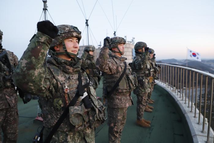 육군9보병사단 임진강대대 장병들이 지난 1일 경기 파주시 오두산통일전망대에서 임진강 수호 결의대회를 하며 구호를 외치고 있다. 부대 제공