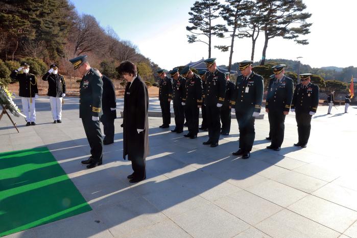육군39보병사단 주요 직위자들이 지난 2일 국립산청호국원에서 개최한 충혼탑 참배 행사에서 묵념하고 있다. 부대 제공