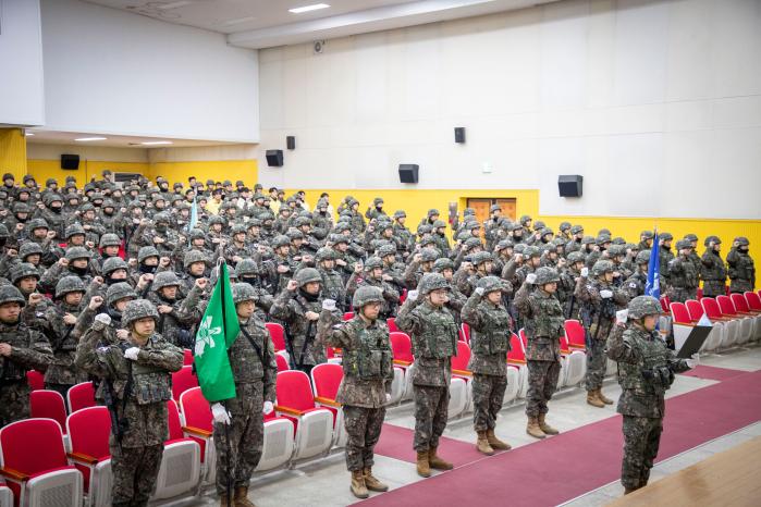 육군53보병사단이 지난 2일 개최한 ‘2026년 신년 전투의지 결의대회’ 참석자들이 구호를 외치고 있다. 사진 제공=박건 중위(진)