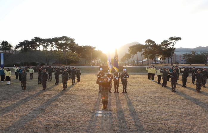 육군35보병사단 전투참모단이 지난 2일 주둔지에서 개최한 신년 전투의지 결의대회에서 구호를 외치고 있다. 부대 제공