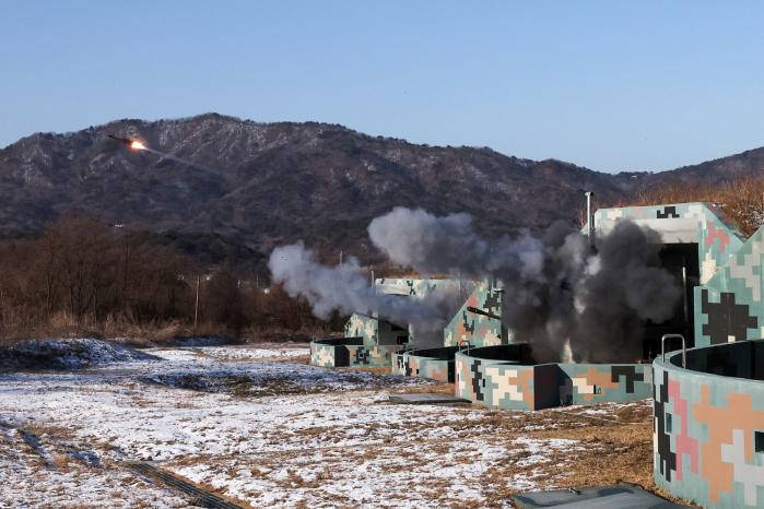 육군5포병여단 K9 자주포가 지난 2일 강원 철원군 포병훈련장에서 실시된 올해 첫 사격훈련에서 표적을 향해 포탄을 쏘아 올리고 있다.