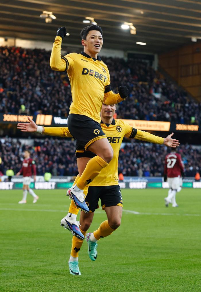 울버햄프턴의 황희찬이 4일(한국시간) 영국 울버햄프턴의 몰리뉴 스타디움에서 열린 웨스트햄과 2025-2026 잉글랜드 프로축구 프리미어리그(EPL) 20라운드 홈 경기에서 전반 31분 페널티킥을 성공시킨 후 환호하고 있다. 로이터·연합뉴스