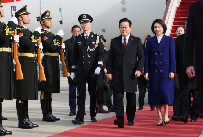 중국을 국빈 방문한 이재명 대통령과 김혜경 여사가 4일 베이징 서우두 공항에 도착한 공군1호기에서 내려 이동하고 있다. 연합뉴스