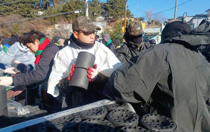 육군53보병사단 부산여단 장병들이 지난 2일 부산시 부암동 신선마을 일대에서 사랑의 연탄 나눔을 하고 있다. 부대 제공