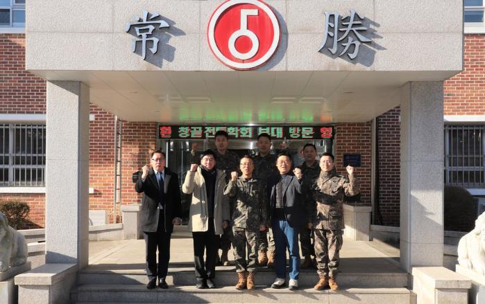 육군5보병사단이 지난 2일 사단법인 창끝전투로부터 드론 시뮬레이션 훈련 장비를 기부받은 뒤 기념사진을 찍고 있다. 부대 제공