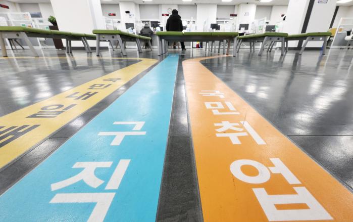 지난달 30일 서울 마포구 서울서부고용복지플러스센터 구직상담 창구 모습. 연합뉴스