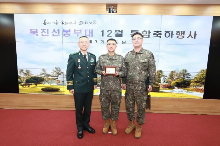 육군수도기계화보병사단 충무대대 최혁주(가운데) 대대장과 김명선(오른쪽) 주임원사가 ‘2025년 육군 부사관 활동 우수부대’ 표창과 기념패를 받은 뒤 최성진 7기동군단장과 기념사진을 찍고 있다. 부대 제공