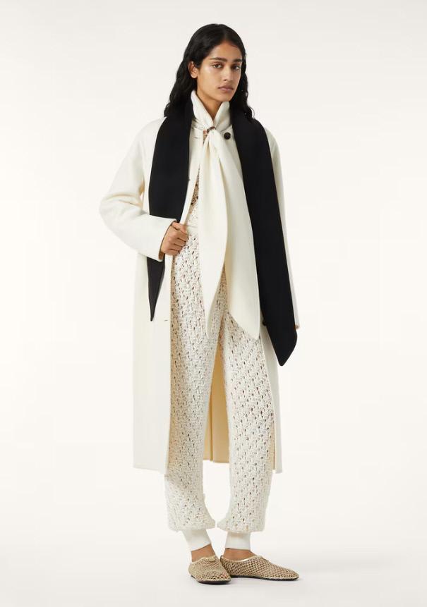 캐시미어 의류를 착용하고 있는 여성 모델. 로로피아나 제공