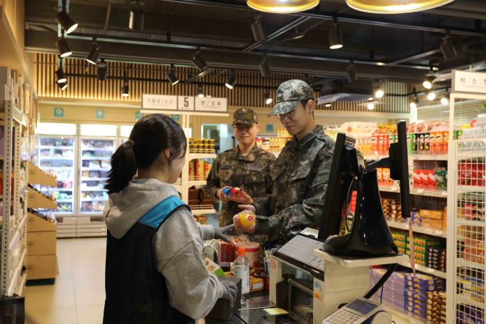 국군복지단 와마트가 새해 ‘고급화’ ‘다양성’ ‘건강’의 세 가지 키워드에 맞춰 품목·제품 수를 대폭 늘렸다. 장병들이 와마트에서 물품을 결제하는 모습.