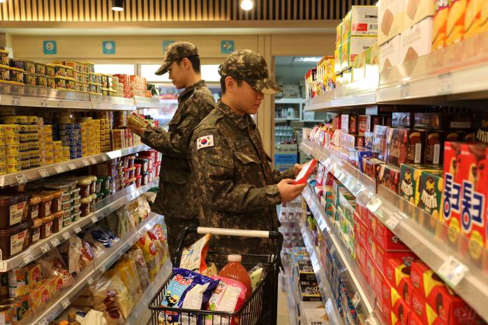 물건을 고르는 장병들.