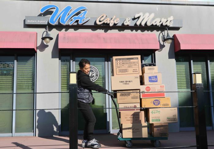 제품을 나르는 직원.