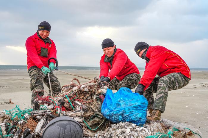 해병대6여단 61대대 장병들이 백령도 사곶해변 일대에서 쓰레기를 정리하는 등 해양 환경 정화 활동을 펼치고 있다. 부대 제공